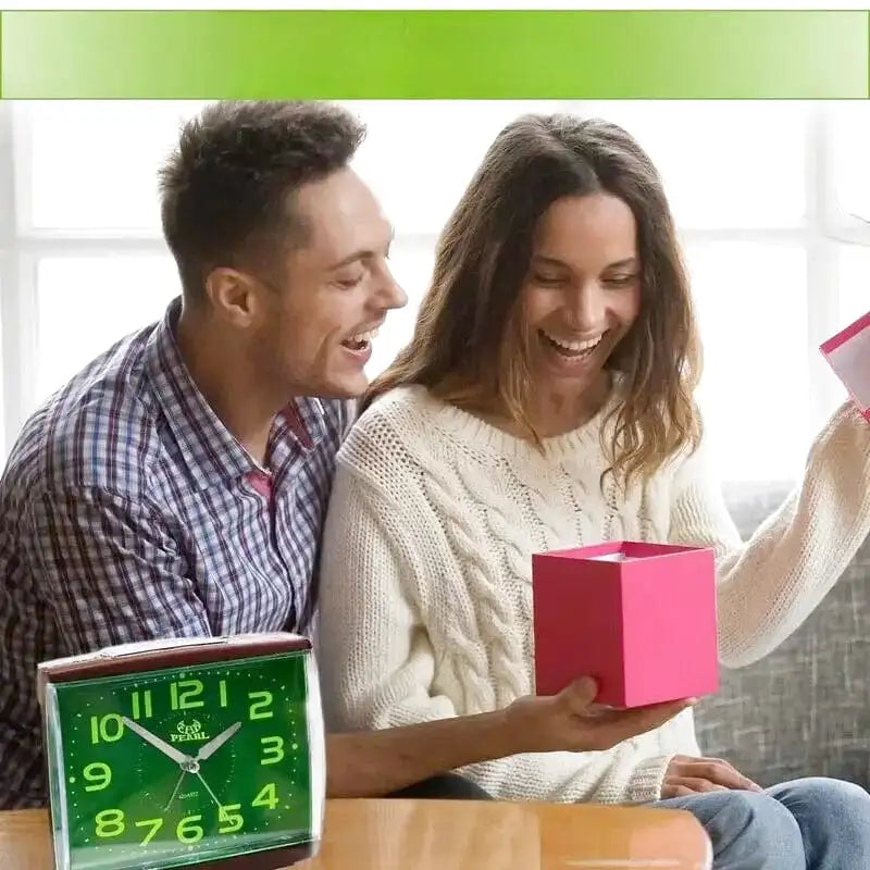 Réveil carré quartz vert avec chiffres blancs contrastés