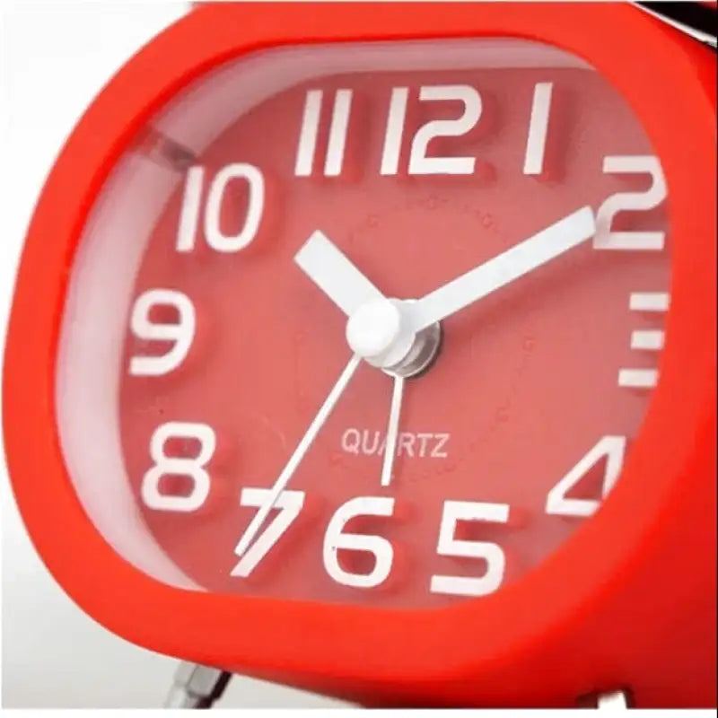 Réveil carré mat avec clochettes argentées design scandinave