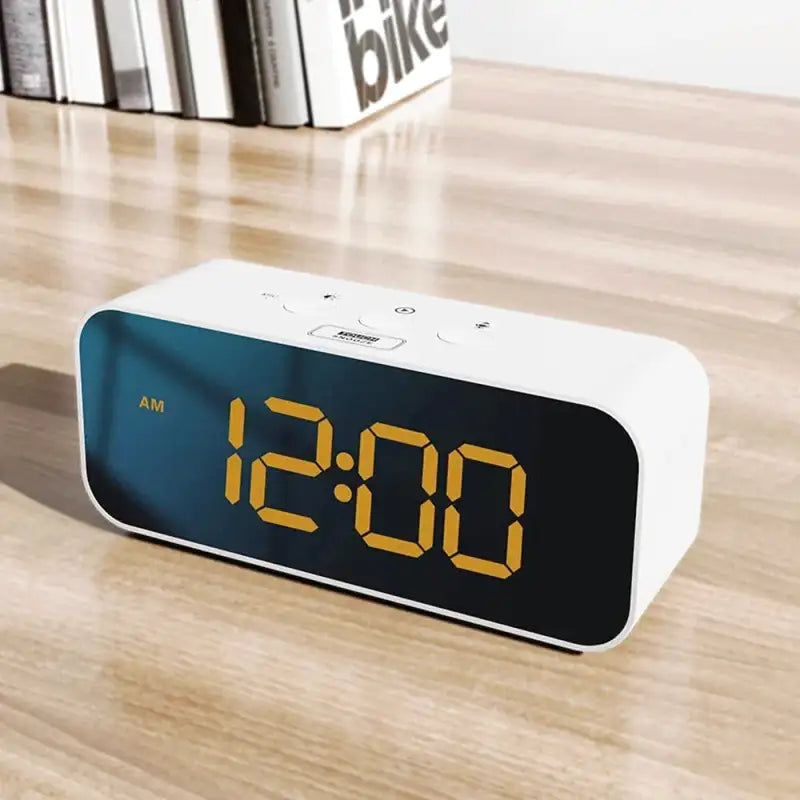 Réveil digital blanc à chiffres multicolores grand format