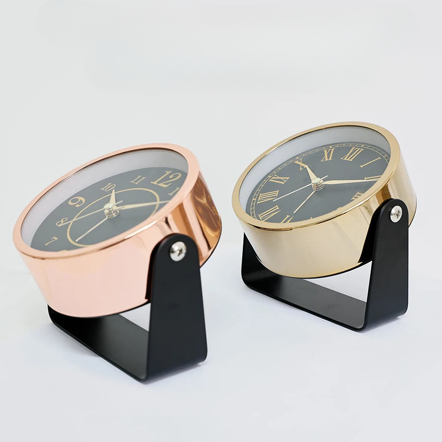 Réveil rond noir à chiffres dorés décoratifs -  - reveil-a-pile-design - ["analogique","digital","m\u00e9canique","petit","R\u00e9veil Analogique","r\u00e9veil digital","simple","voyage"]