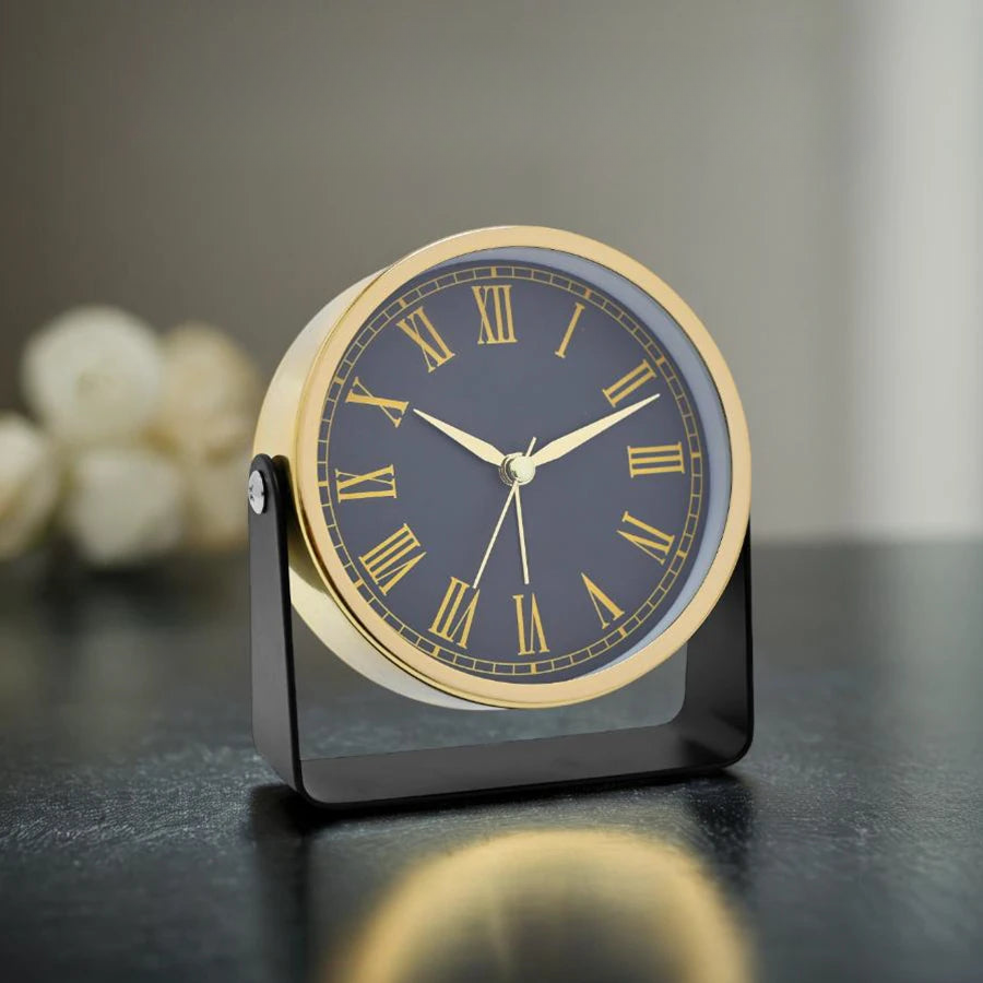 Réveil rond noir à chiffres dorés décoratifs -  - reveil-a-pile-design - ["analogique","digital","m\u00e9canique","petit","R\u00e9veil Analogique","r\u00e9veil digital","simple","voyage"]