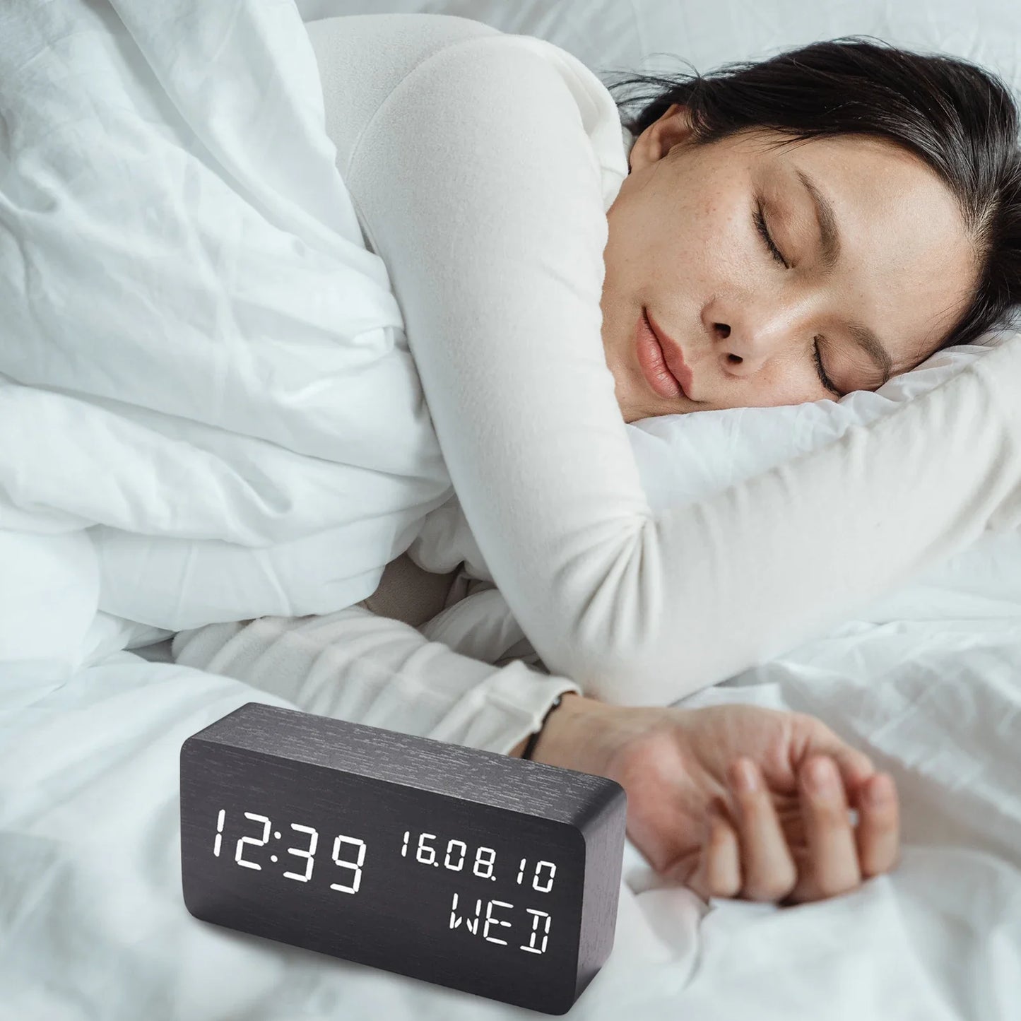 Réveil rectangulaire en bois clair avec affichage LED -  - reveil-bois-moderne - ["bois","digital","lumineux","naturel","petit reveil","radio reveil","radio reveil bois","r\u00e9veil digital","simple"]