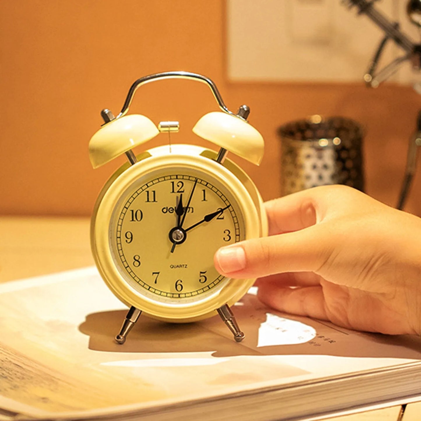 Réveil rétro en métal crème à double cloche -  - reveil-simple-beige - []