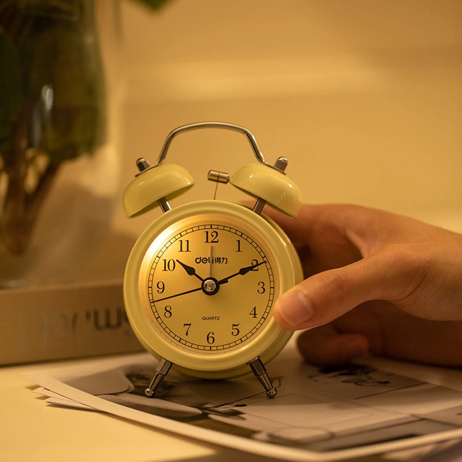 Réveil rétro en métal crème à double cloche -  - reveil-simple-beige - []