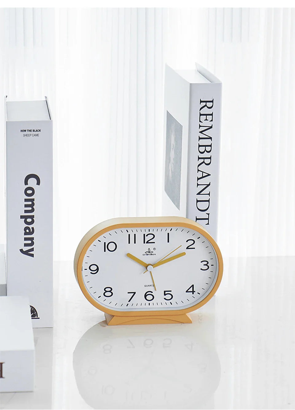 Réveil ovale rouge en plastique brillant -  - reveil-analogique-ovale - ["analogique","num\u00e9rique","petit","petit reveil","R\u00e9veil Analogique","simple"]