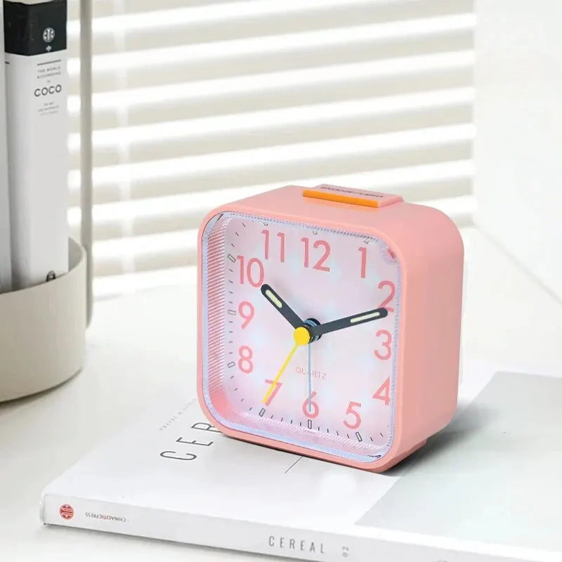 Réveil carré en plastique rose avec touches colorées -  - reveil-fille-rose - ["ado","enfant","r\u00e9veil enfant"]