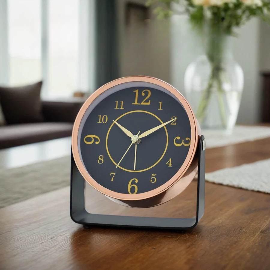 Réveil rond noir à chiffres dorés décoratifs -  - reveil-a-pile-design - ["analogique","digital","m\u00e9canique","petit","R\u00e9veil Analogique","r\u00e9veil digital","simple","voyage"]