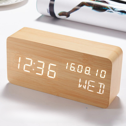 Réveil rectangulaire en bois clair avec affichage LED -  - reveil-bois-moderne - ["bois","digital","lumineux","naturel","petit reveil","radio reveil","radio reveil bois","r\u00e9veil digital","simple"]