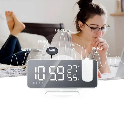 Radio réveil blanc à affichage LED multifonction -  - radio-reveil-projecteur-blanc - ["connect\u00e9","digital","num\u00e9rique","petit","petit reveil","projecteur","radio reveil connect\u00e9","radio reveil projecteur","r\u00e9veil connect\u00e9","r\u00e9veil digital","r\u00e9veil projecteur","simple"]