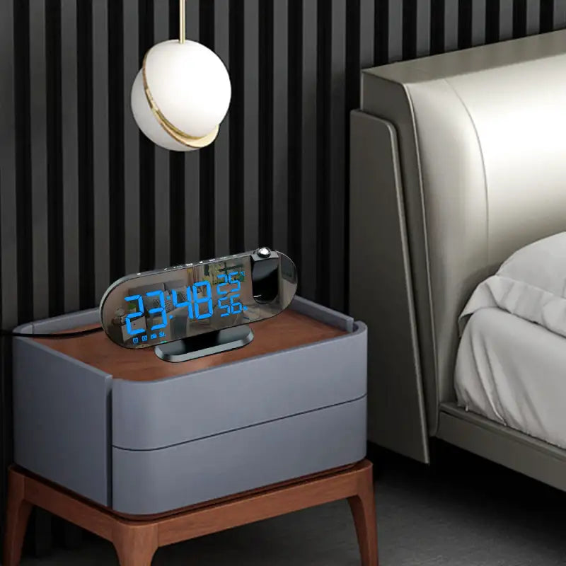 Radio réveil courbé transparent avec affichage LED bleu -  - radio-reveil-projecteur-garcon - ["connect\u00e9","digital","gar\u00e7on","num\u00e9rique","projecteur","radio reveil connect\u00e9","radio r\u00e9veil projecteur","r\u00e9veil connect\u00e9","r\u00e9veil digital","r\u00e9veil projecteur","simple"]