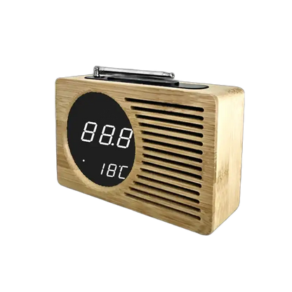 Radio réveil en bois clair avec affichage numérique -  - radio-reveil-bois - ["connect\u00e9","digital","num\u00e9rique","petit reveil","radio bois","radio reveil","radio reveil bois","radio reveil connect\u00e9","r\u00e9veil connect\u00e9","r\u00e9veil digital","simple"]