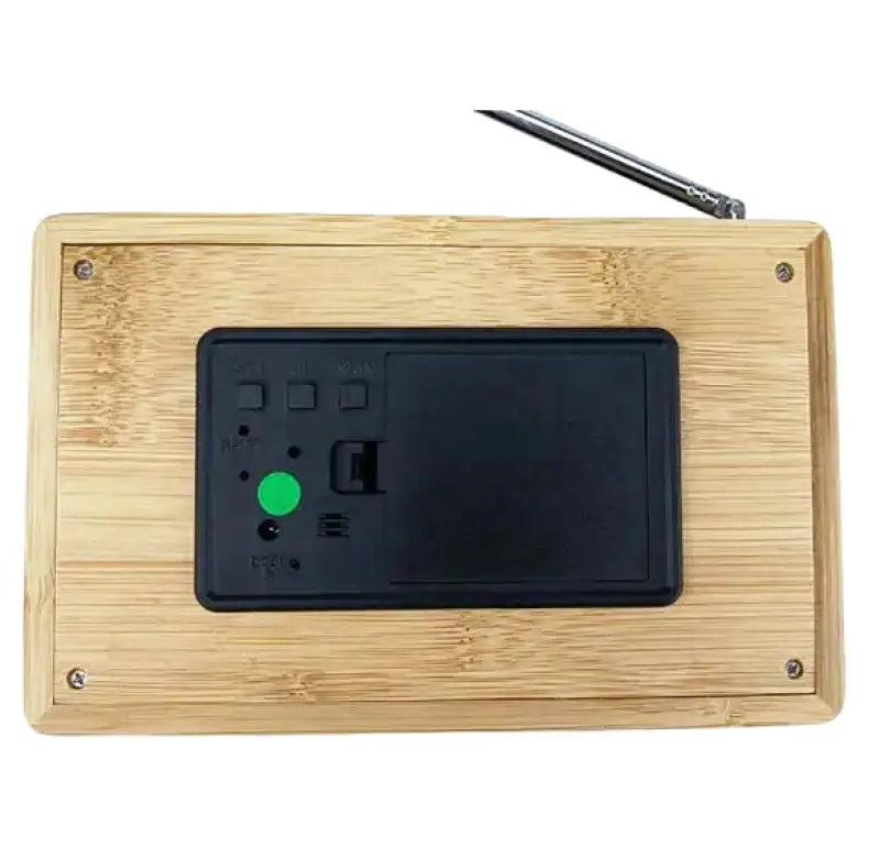 Radio réveil en bois clair avec affichage numérique -  - radio-reveil-bois - ["connect\u00e9","digital","num\u00e9rique","petit reveil","radio bois","radio reveil","radio reveil bois","radio reveil connect\u00e9","r\u00e9veil connect\u00e9","r\u00e9veil digital","simple"]