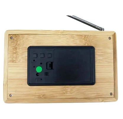 Radio réveil en bois clair avec affichage numérique -  - radio-reveil-bois - ["connect\u00e9","digital","num\u00e9rique","petit reveil","radio bois","radio reveil","radio reveil bois","radio reveil connect\u00e9","r\u00e9veil connect\u00e9","r\u00e9veil digital","simple"]