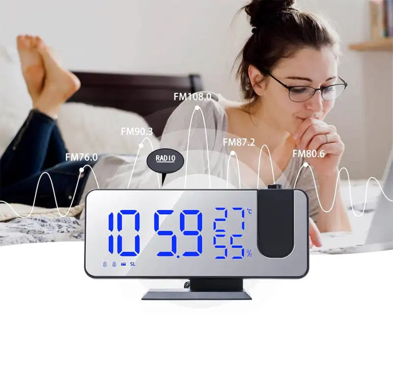 Radio réveil noir argent avec LED bleues et capteurs -  - radio-reveil-projecteur-design - ["digital","lumineux","num\u00e9rique","petit r\u00e9veil","projecteur","radio reveil projecteur","Radio R\u00e9veil Lumineux","r\u00e9veil digital","r\u00e9veil projecteur","simple"]
