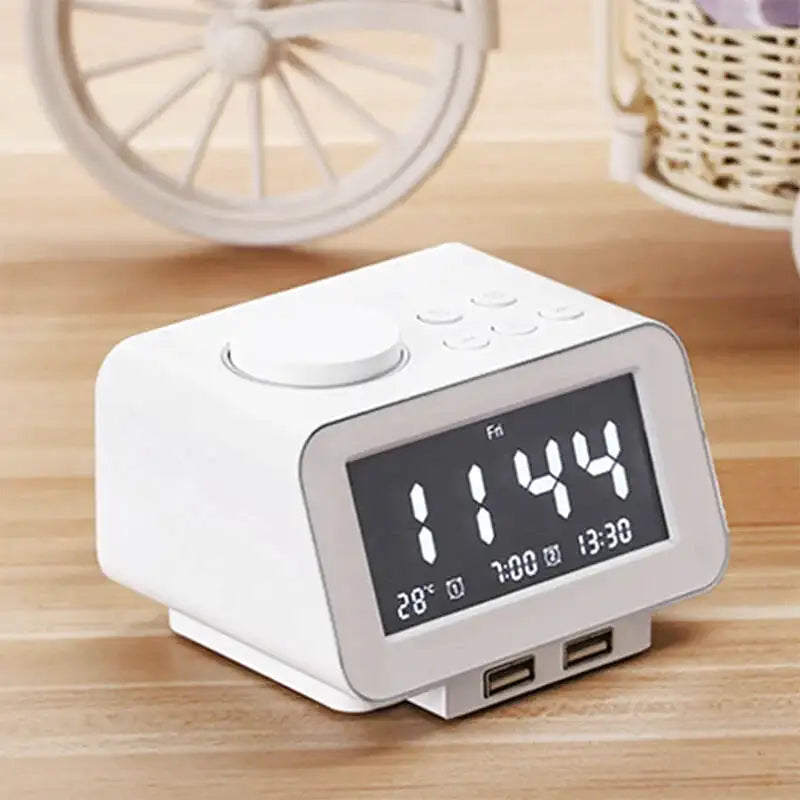 Radio réveil numérique blanc avec ports USB intégrés -  - radio-reveil-fm - ["connect\u00e9","digital","num\u00e9rique","petit","petit reveil","plastique","radio reveil connect\u00e9","r\u00e9veil connect\u00e9","r\u00e9veil digital","simple"]