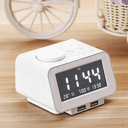 Radio réveil numérique blanc avec ports USB intégrés -  - radio-reveil-fm - ["connect\u00e9","digital","num\u00e9rique","petit","petit reveil","plastique","radio reveil connect\u00e9","r\u00e9veil connect\u00e9","r\u00e9veil digital","simple"]