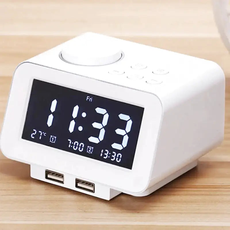Radio réveil numérique blanc avec ports USB intégrés -  - radio-reveil-fm - ["connect\u00e9","digital","num\u00e9rique","petit","petit reveil","plastique","radio reveil connect\u00e9","r\u00e9veil connect\u00e9","r\u00e9veil digital","simple"]