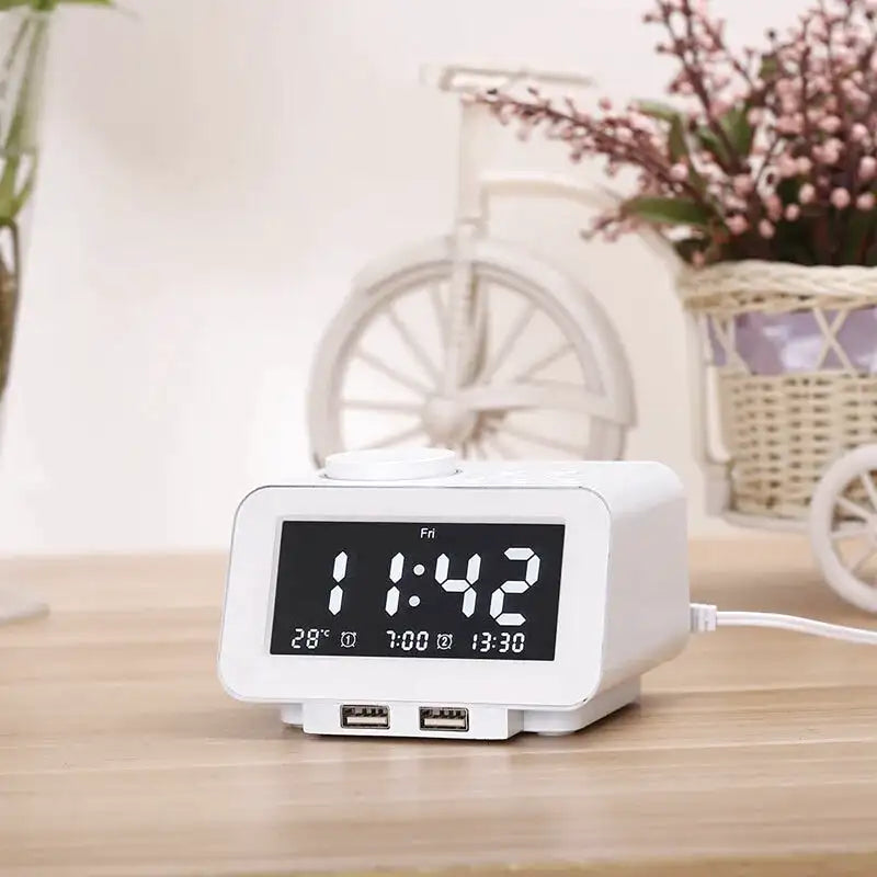 Radio réveil numérique blanc avec ports USB intégrés -  - radio-reveil-fm - ["connect\u00e9","digital","num\u00e9rique","petit","petit reveil","plastique","radio reveil connect\u00e9","r\u00e9veil connect\u00e9","r\u00e9veil digital","simple"]