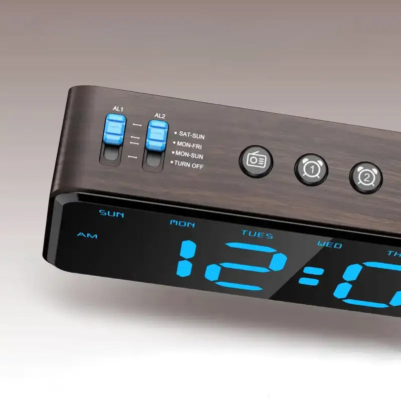 Radio réveil numérique bois foncé et façade noire -  - radio-reveil-sur-secteur - ["digital","Jour Nuit","num\u00e9rique","petit reveil","radio bois","radio reveil","radio reveil bois","r\u00e9veil digital","simple"]