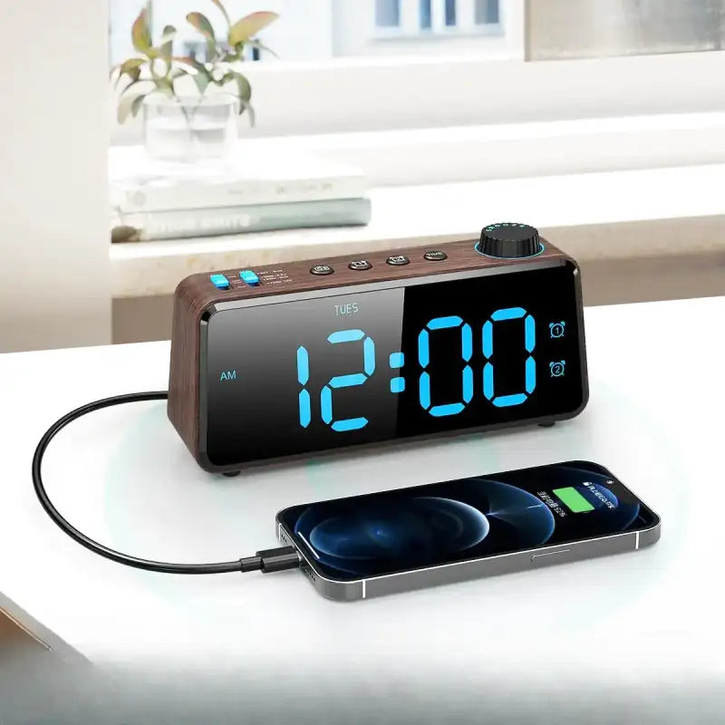 Radio réveil numérique bois foncé et façade noire -  - radio-reveil-sur-secteur - ["digital","Jour Nuit","num\u00e9rique","petit reveil","radio bois","radio reveil","radio reveil bois","r\u00e9veil digital","simple"]