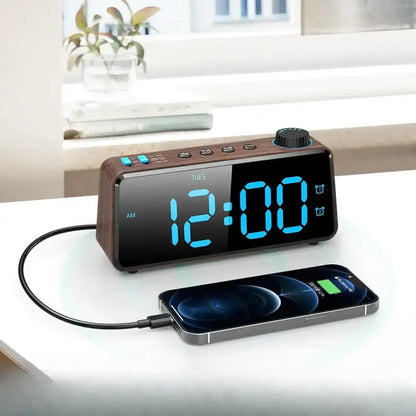 Radio réveil numérique bois foncé et façade noire -  - radio-reveil-sur-secteur - ["digital","Jour Nuit","num\u00e9rique","petit reveil","radio bois","radio reveil","radio reveil bois","r\u00e9veil digital","simple"]