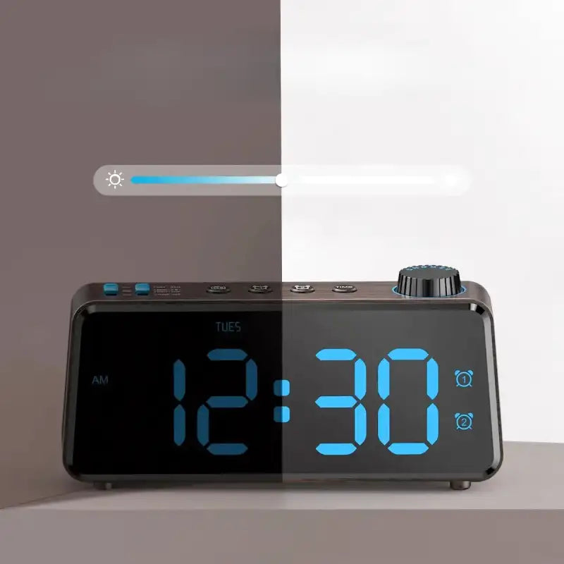 Radio réveil numérique bois foncé et façade noire -  - radio-reveil-sur-secteur - ["digital","Jour Nuit","num\u00e9rique","petit reveil","radio bois","radio reveil","radio reveil bois","r\u00e9veil digital","simple"]