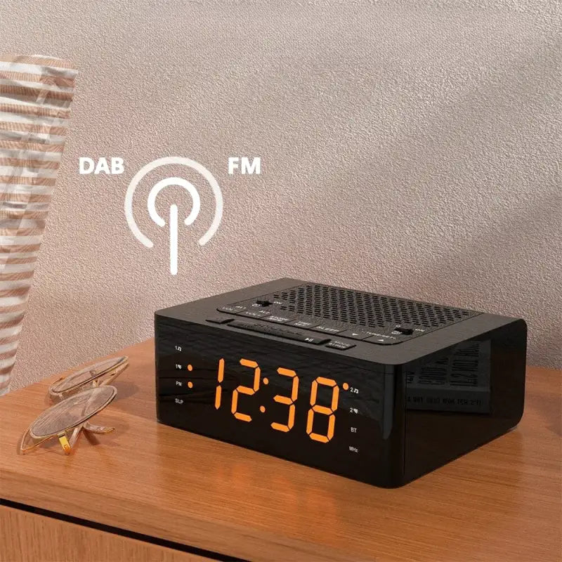 Radio réveil numérique noir à grands chiffres LED orange -  - radio-reveil-gros-chiffres - ["digital","lumineux","num\u00e9rique","petit reveil","Radio R\u00e9veil Lumineux","r\u00e9veil digital","simple"]