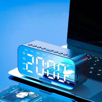 Radio réveil numérique noir avec Bluetooth et affichage LED -  - radio-reveil-connecte-pour-ado - ["ado","bluetooth","connect\u00e9","digital","num\u00e9rique","petit","petit reveil","plastique","radio reveil connect\u00e9","R\u00e9veil bluetooth","r\u00e9veil connect\u00e9","r\u00e9veil digital","simple"]