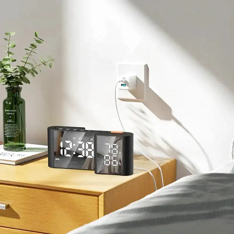 Radio réveil numérique noir avec température et humidité -  - radio-reveil-avec-temperature - ["connect\u00e9","digital","num\u00e9rique","petit reveil","plastique","radio reveil connect\u00e9","r\u00e9veil connect\u00e9","r\u00e9veil digital","simple"]