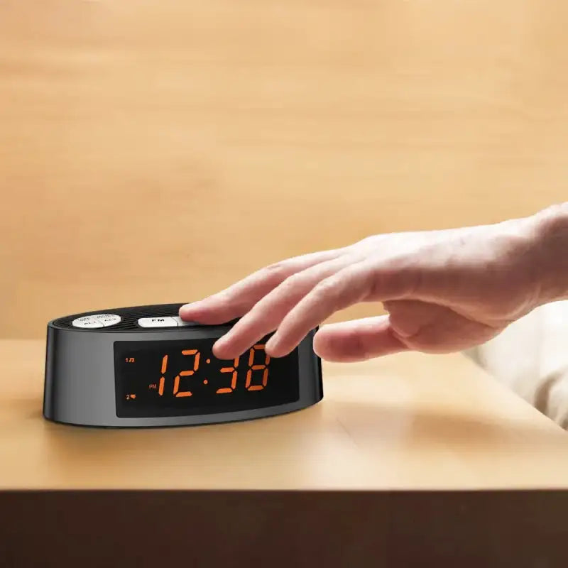 Radio réveil ovale noir à LED orange -  - radio-reveil-connecte-heure - ["connect\u00e9","digital","lumineux","num\u00e9rique","petit reveil","radio reveil","radio r\u00e9veil connect\u00e9","Radio R\u00e9veil Lumineux","r\u00e9veil connect\u00e9","r\u00e9veil digital","simple"]