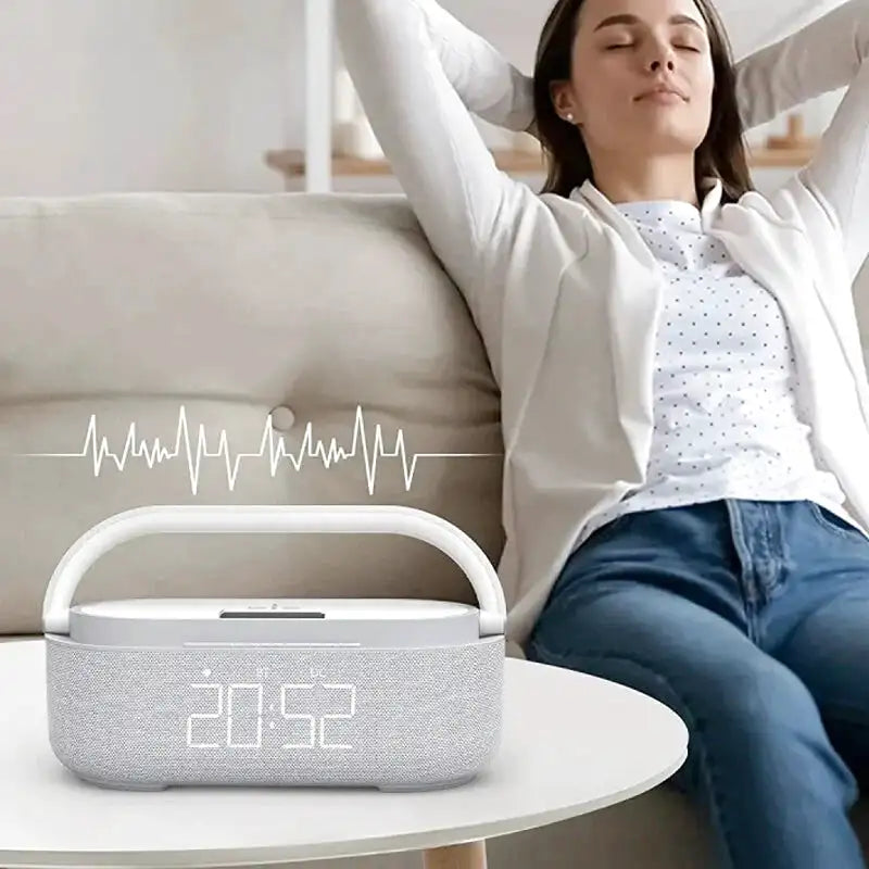 Radio réveil ovale tissu et bois avec chargeur sans fil -  - radio-reveil-connecte-lumiere - ["bluetooth","chargeur induction","connect\u00e9","digital","lumineux","lumi\u00e8re","radio reveil","radio reveil bois","radio reveil connect\u00e9","Radio R\u00e9veil Lumineux","r\u00e9veil bluetooth","r\u00e9veil chargeur induction","r\u00e9veil connect\u00e9","r\u00e9veil digital","simple","veilleuse"]