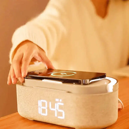 Radio réveil ovale tissu et bois avec chargeur sans fil -  - radio-reveil-connecte-lumiere - ["bluetooth","chargeur induction","connect\u00e9","digital","lumineux","lumi\u00e8re","radio reveil","radio reveil bois","radio reveil connect\u00e9","Radio R\u00e9veil Lumineux","r\u00e9veil bluetooth","r\u00e9veil chargeur induction","r\u00e9veil connect\u00e9","r\u00e9veil digital","simple","veilleuse"]