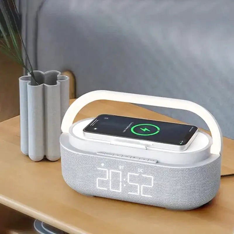 Radio réveil ovale tissu et bois avec chargeur sans fil -  - radio-reveil-connecte-lumiere - ["bluetooth","chargeur induction","connect\u00e9","digital","lumineux","lumi\u00e8re","radio reveil","radio reveil bois","radio reveil connect\u00e9","Radio R\u00e9veil Lumineux","r\u00e9veil bluetooth","r\u00e9veil chargeur induction","r\u00e9veil connect\u00e9","r\u00e9veil digital","simple","veilleuse"]