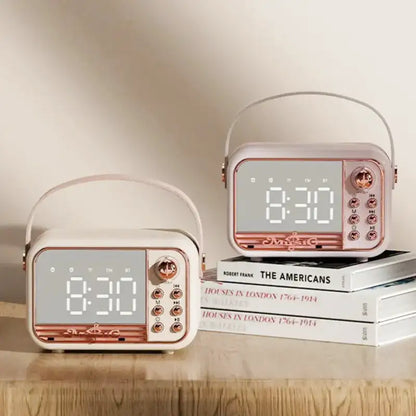 Radio réveil portable rétro rose en plastique avec poignée -  - reveil-connecte-enfant-vintage - ["connect\u00e9","digital","petit","radio reveil","radio reveil bois","rose","simple","vintage"]