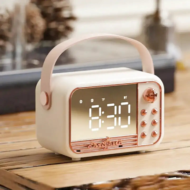 Radio réveil portable rétro rose en plastique avec poignée -  - reveil-connecte-enfant-vintage - ["connect\u00e9","digital","petit","radio reveil","radio reveil bois","rose","simple","vintage"]