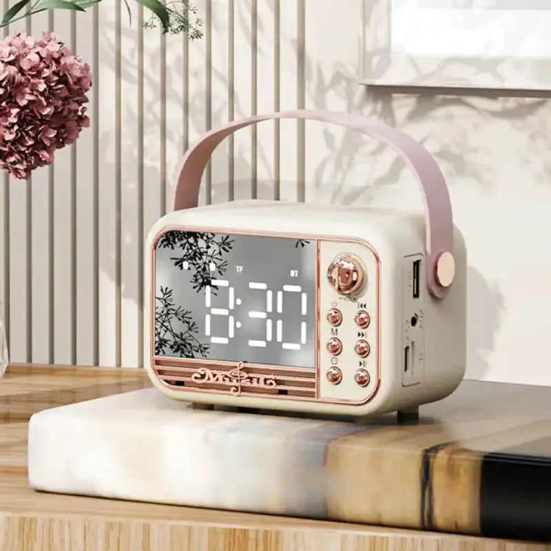Radio réveil portable rétro rose en plastique avec poignée -  - reveil-connecte-enfant-vintage - ["connect\u00e9","digital","petit","radio reveil","radio reveil bois","rose","simple","vintage"]