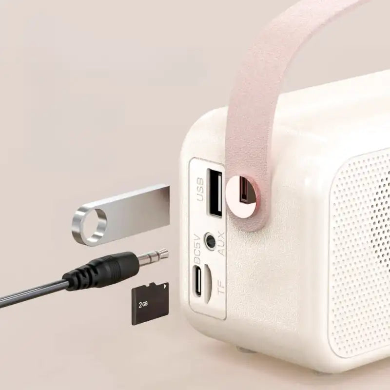 Radio réveil portable rétro rose en plastique avec poignée -  - reveil-connecte-enfant-vintage - ["connect\u00e9","digital","petit","radio reveil","radio reveil bois","rose","simple","vintage"]