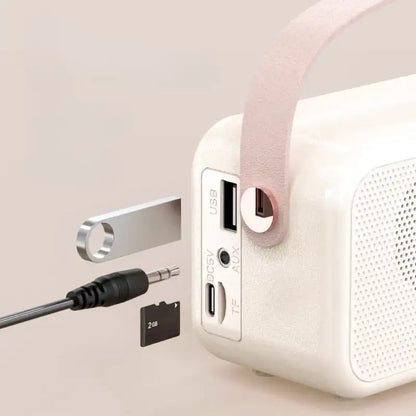 Radio réveil portable rétro rose en plastique avec poignée -  - reveil-connecte-enfant-vintage - ["connect\u00e9","digital","petit","radio reveil","radio reveil bois","rose","simple","vintage"]