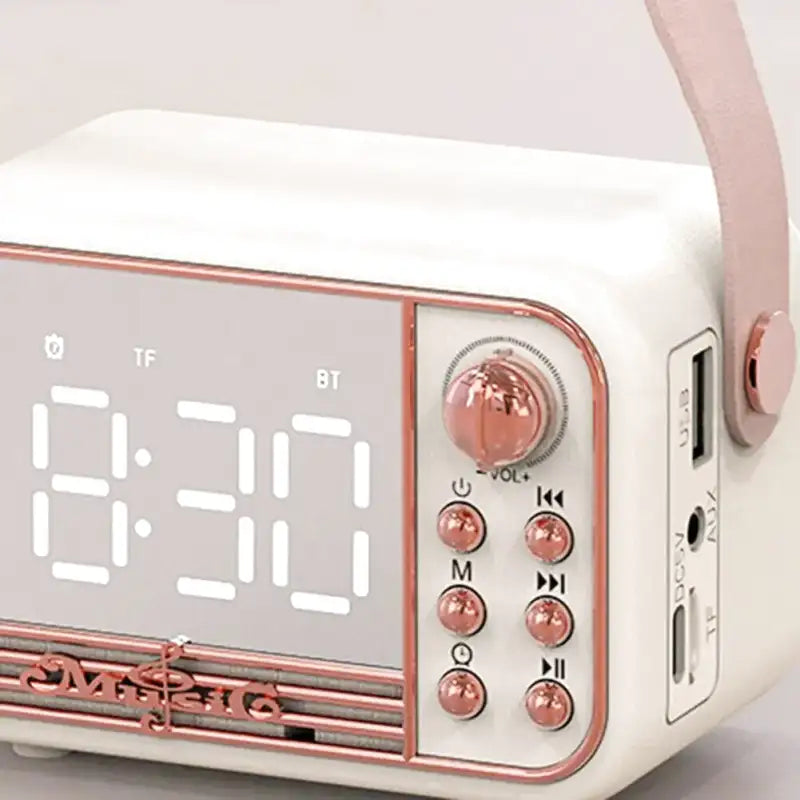 Radio réveil portable rétro rose en plastique avec poignée -  - reveil-connecte-enfant-vintage - ["connect\u00e9","digital","petit","radio reveil","radio reveil bois","rose","simple","vintage"]