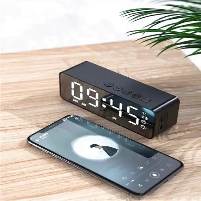 Radio réveil rectangulaire noir avec affichage digital et USB -  - radio-reveil-connecte-rechargeable-usb - ["bluetooth","connect\u00e9","digital","num\u00e9rique","petit reveil","plastique","radio reveil connect\u00e9","R\u00e9veil bluetooth","r\u00e9veil connect\u00e9","r\u00e9veil digital","simple","voyage"]