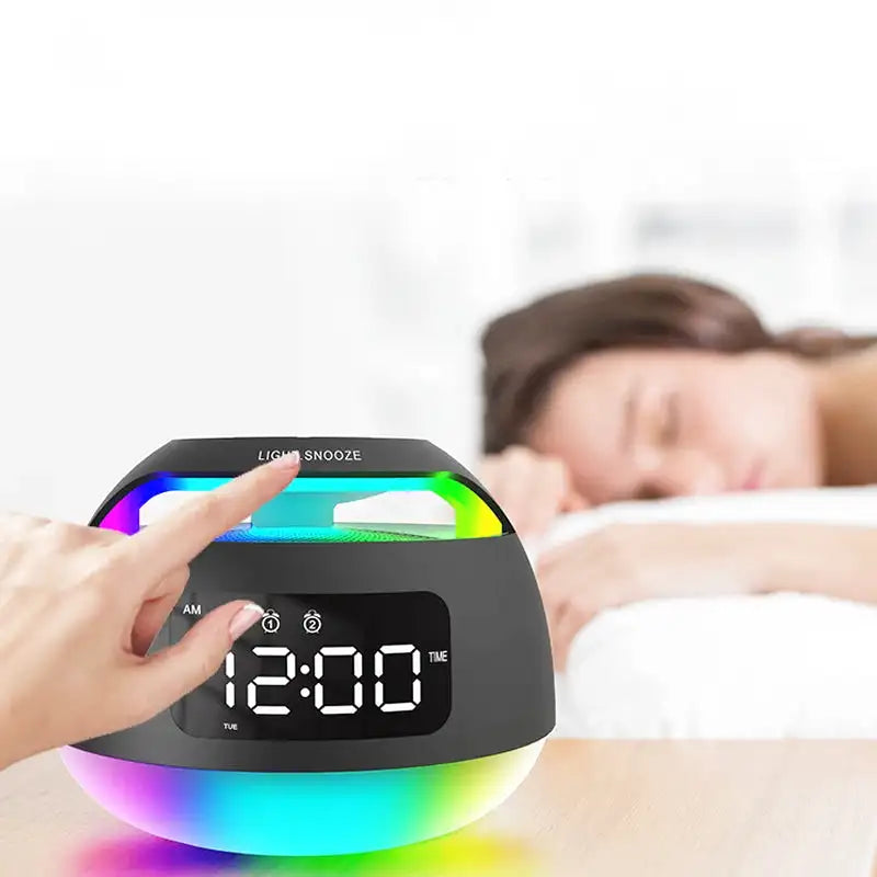 Radio réveil rond en plastique noir à LED colorées -  - radio-reveil-lumineux-bluetooth - ["bluetooth","digital","enfant","lumineux","lumi\u00e8re","num\u00e9rique","petit","petit reveil","Radio R\u00e9veil Lumineux","R\u00e9veil bluetooth","r\u00e9veil digital","r\u00e9veil enfant","simple"]
