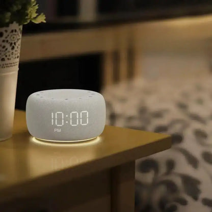 Radio réveil rond en tissu gris avec écran digital -  - radio-reveil-fm-numerique - ["ado","bluetooth","connect\u00e9","digital","lumineux","lumi\u00e8re","petit reveil","radio reveil","radio reveil connect\u00e9","Radio R\u00e9veil Lumineux","R\u00e9veil bluetooth","r\u00e9veil connect\u00e9","r\u00e9veil digital","simple"]