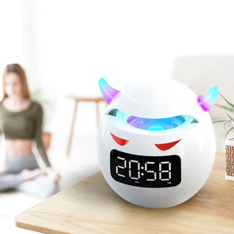 Radio réveil sphérique blanc avec cornes lumineuses changeantes -  - radio-reveil-connecte-avec-le-portable - ["bluetooth","connect\u00e9","digital","enfant","lumineux","petit","petit reveil","plastique","radio reveil connect\u00e9","Radio R\u00e9veil Lumineux","R\u00e9veil bluetooth","r\u00e9veil connect\u00e9","r\u00e9veil digital","r\u00e9veil enfant","simple"]