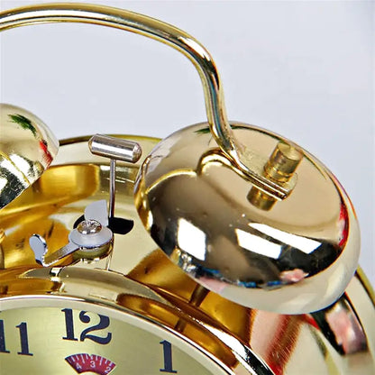 Réveil à double cloche en métal doré vintage -  - reveil-mecanique-dore-vintage - ["analogique","Jour Nuit","R\u00e9veil Analogique"]