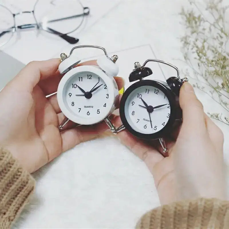 Réveil à double cloche en métal noir brillant -  - reveil-vintage-mini - ["analogique","Jour Nuit","R\u00e9veil Analogique"]