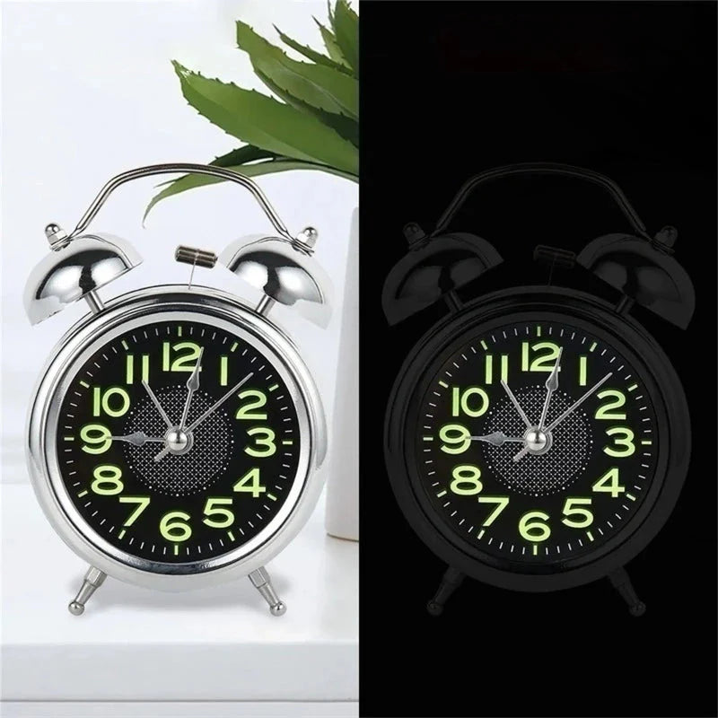 Réveil rond vintage en métal argenté à double cloche -  - reveil-a-pile-avec-chiffre-lumineux - ["analogique","Jour Nuit","lumineux","m\u00e9canique","petit","petit reveil","Radio R\u00e9veil Lumineux","R\u00e9veil Analogique","vintage"]