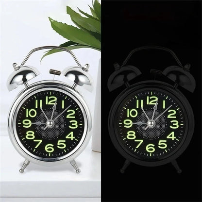 Réveil rond vintage en métal argenté à double cloche -  - reveil-a-pile-avec-chiffre-lumineux - ["analogique","Jour Nuit","lumineux","m\u00e9canique","petit","petit reveil","Radio R\u00e9veil Lumineux","R\u00e9veil Analogique","vintage"]