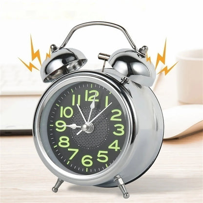 Réveil rond vintage en métal argenté à double cloche -  - reveil-a-pile-avec-chiffre-lumineux - ["analogique","Jour Nuit","lumineux","m\u00e9canique","petit","petit reveil","Radio R\u00e9veil Lumineux","R\u00e9veil Analogique","vintage"]