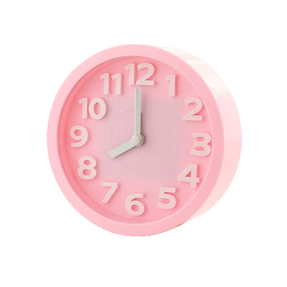 Réveil rond bleu mat avec chiffres en relief -  - reveil-a-pile-de-couleur - ["analogique","enfant","Jour Nuit","petit","R\u00e9veil Analogique","r\u00e9veil enfant","simple","voyage"]