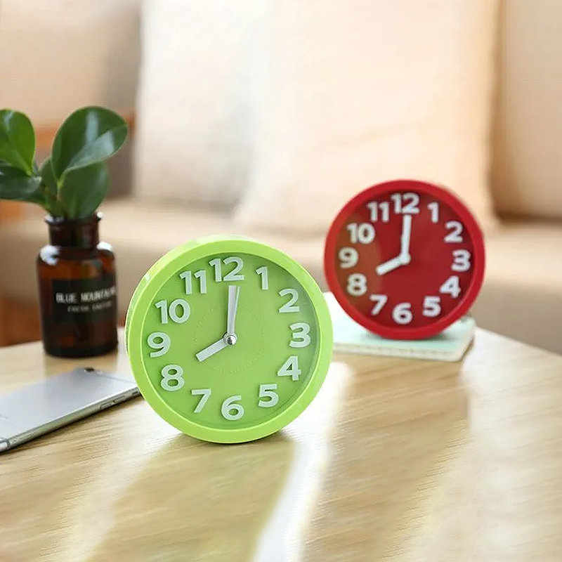 Réveil rond bleu mat avec chiffres en relief -  - reveil-a-pile-de-couleur - ["analogique","enfant","Jour Nuit","petit","R\u00e9veil Analogique","r\u00e9veil enfant","simple","voyage"]